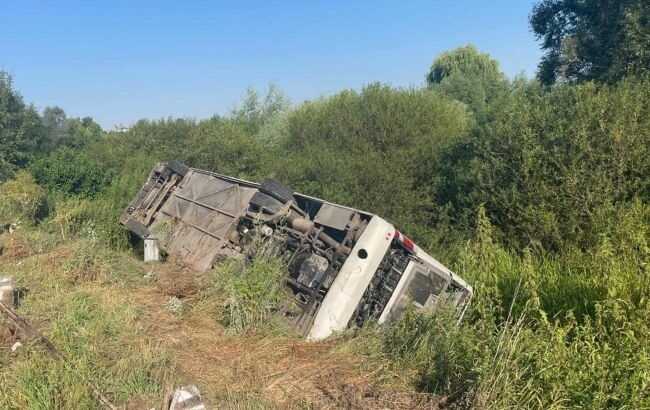 У Тернопільській області перекинувся автобус з прочанами: є постраждалі