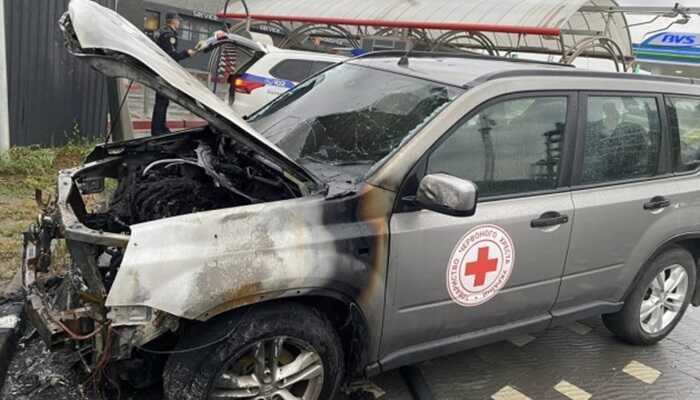 На Закарпатті невідомі спалили автомобіль Червоного Хреста