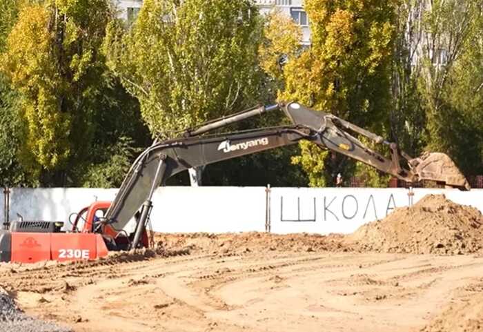 У Херсоні пов’язані з владою підрядники будують школи, ігноруючи протести та обстріли РФ, — ЗМІ