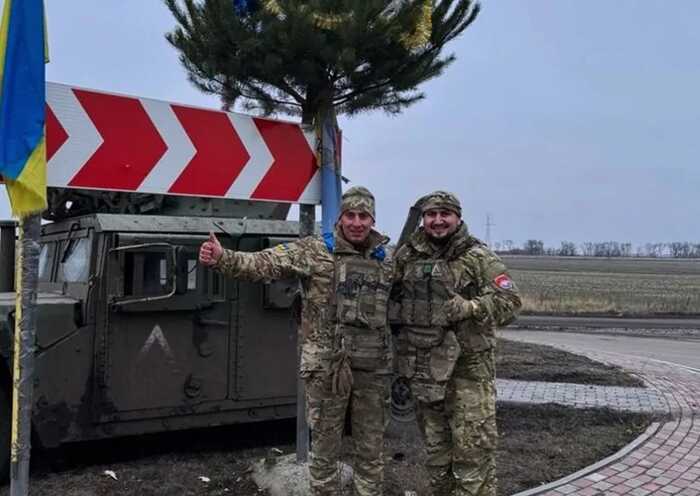 Бійці ЗСУ встановили новорічну ялинку в Суджі