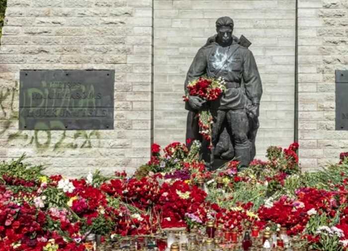 В Естонії обмалювали радянський пам’ятник "Бронзовий солдат"